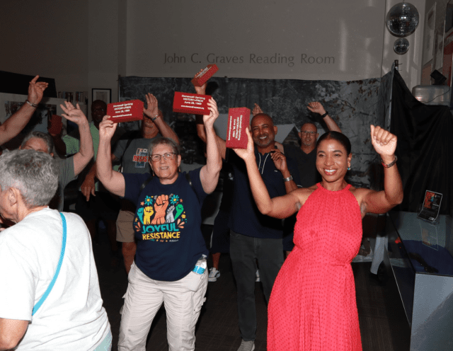 Le musée national de Stonewall a clôturé le mois de la fierté avec sa reconstitution annuelle du soulèvement de Stonewall, à laquelle se sont joints les services de police et les dirigeants LGBTQ+.