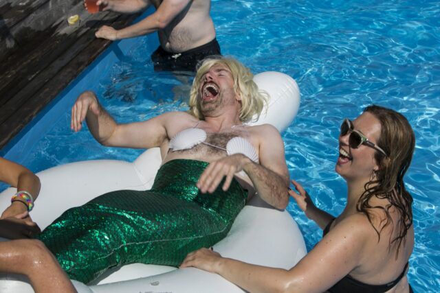 Le photographe Koitz revient sur deux décennies de documentation gay sur Fire Island, du Meat Rack à Lady Gaga à la Underwear Party. Lisez notre interview exclusive.