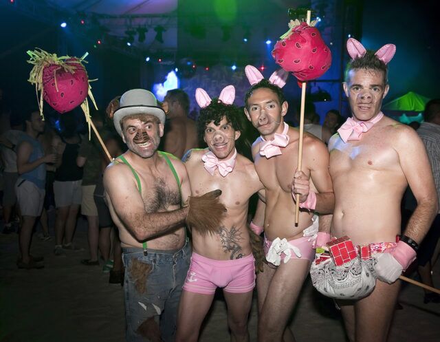 Le photographe Koitz revient sur deux décennies de documentation gay sur Fire Island, du Meat Rack à Lady Gaga à la Underwear Party. Lisez notre interview exclusive.