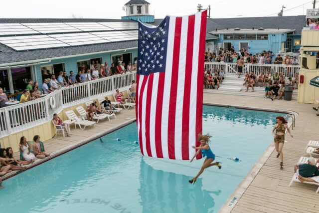 Le photographe Koitz revient sur deux décennies de documentation gay sur Fire Island, du Meat Rack à Lady Gaga à la Underwear Party. Lisez notre interview exclusive.