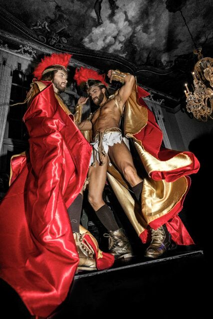 Le photographe Koitz revient sur deux décennies de documentation gay sur Fire Island, du Meat Rack à Lady Gaga à la Underwear Party. Lisez notre interview exclusive.