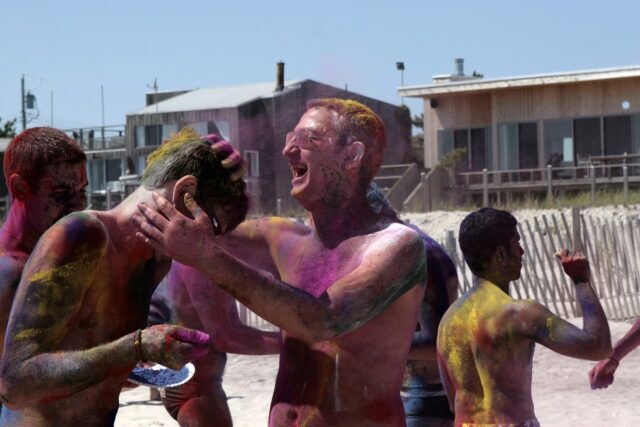 Le photographe Koitz revient sur deux décennies de documentation gay sur Fire Island, du Meat Rack à Lady Gaga à la Underwear Party. Lisez notre interview exclusive.