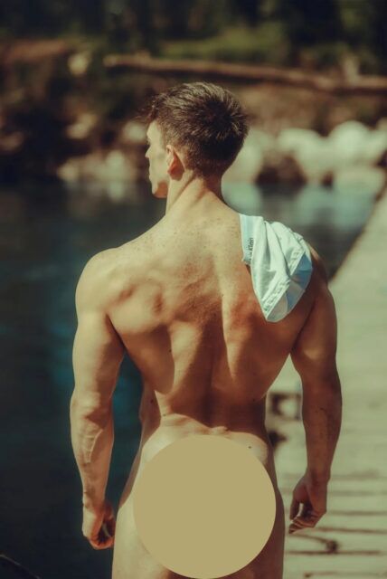 Le photographe Geronimo discute avec Gayety de son nouveau livre de photos de nu « Intertwined », mettant en vedette le danseur de pole professionnel Nic Dega dans des paysages naturels luxuriants.