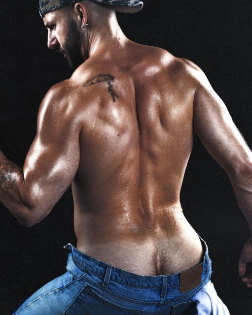 Angel Rivera lance son livre de photographies sur papier glacé « Calor » parallèlement au lancement exclusif d'une galerie de Los Angeles le 5 septembre. Lisez l'interview complète.