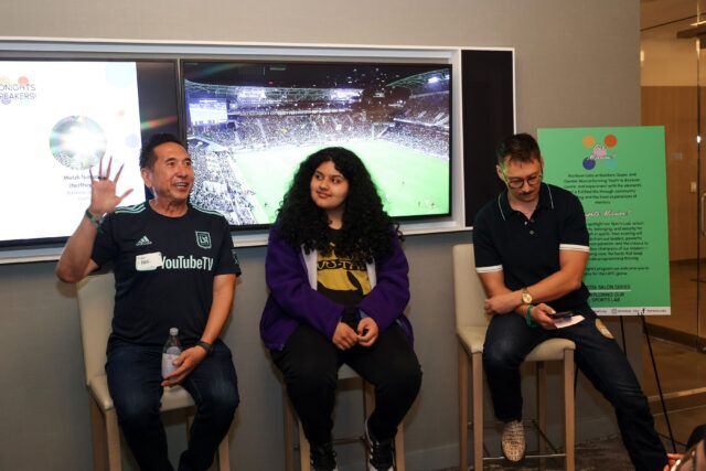 Rainbow Labs a amené des jeunes LGBTQ+ au stade BMO pour le match de la Coupe des Ligues du LAFC, sensibilisant ainsi au mentorat queer et affirmant les environnements sportifs.