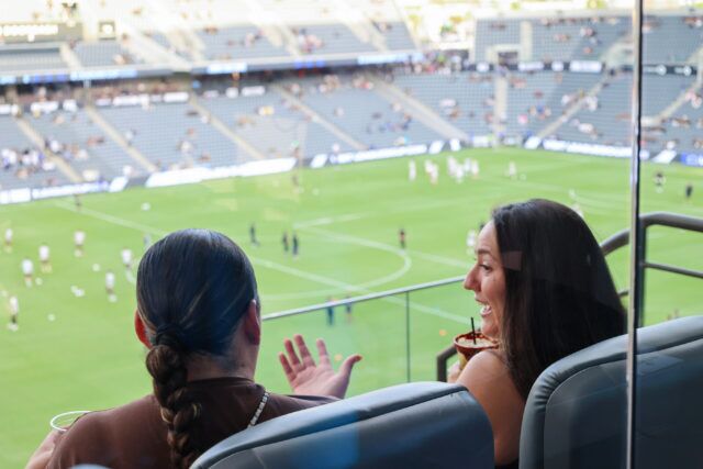 Rainbow Labs a amené des jeunes LGBTQ+ au stade BMO pour le match de la Coupe des Ligues du LAFC, sensibilisant ainsi au mentorat queer et affirmant les environnements sportifs.