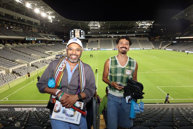 Rainbow Labs a amené des jeunes LGBTQ+ au stade BMO pour le match de la Coupe des Ligues du LAFC, sensibilisant ainsi au mentorat queer et affirmant les environnements sportifs.