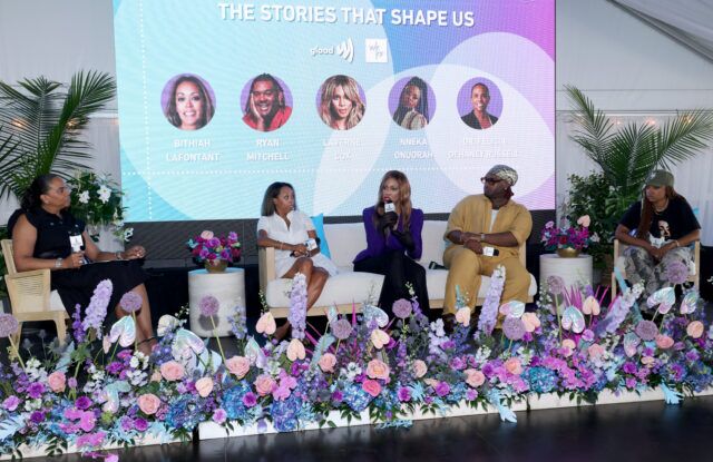 (De gauche à droite) Dr Felicia DeHaney Russell, Bithiah Lafontant, Laverne Cox, Ryan Mitchell et Nneka Onuorah sur scène lors de Reel Change : Black Film, Culture, and the Stories that Shape Us organisé par GLAAD & WK Kellogg Foundation lors du Martha's Vineyard African American Film Festival au Vineyard Lounge du Performance Art Center le 9 août 2026 à Oak Bluffs, Massachusetts.