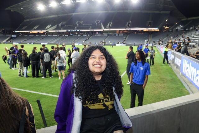 Rainbow Labs a amené des jeunes LGBTQ+ au stade BMO pour le match de la Coupe des Ligues du LAFC, sensibilisant ainsi au mentorat queer et affirmant les environnements sportifs.