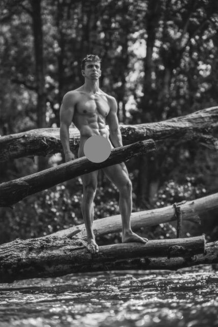 Le photographe Geronimo discute avec Gayety de son nouveau livre de photos de nu « Intertwined », mettant en vedette le danseur de pole professionnel Nic Dega dans des paysages naturels luxuriants.