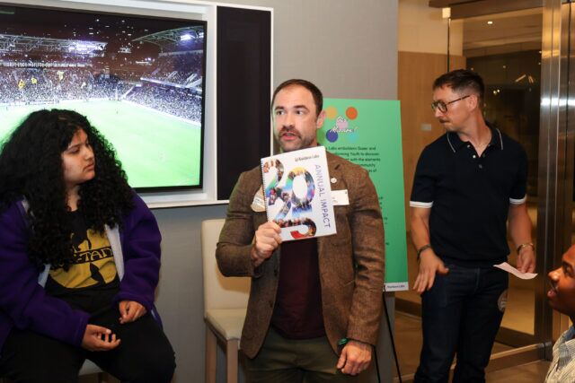 Rainbow Labs a amené des jeunes LGBTQ+ au stade BMO pour le match de la Coupe des Ligues du LAFC, sensibilisant ainsi au mentorat queer et affirmant les environnements sportifs.