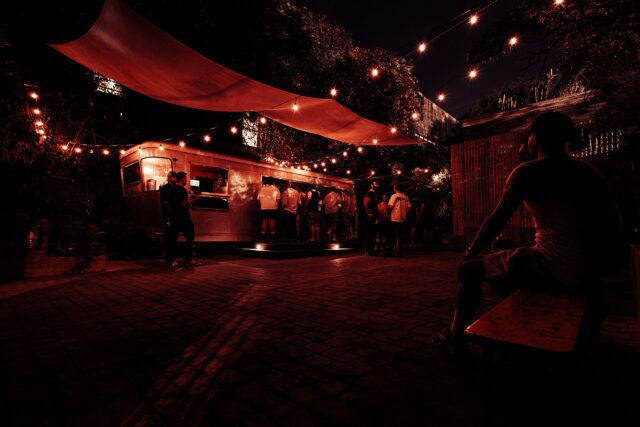 ANIMAL LA a officiellement ouvert ses portes dans le quartier des arts, apportant le célèbre bar queer de Brooklyn à Los Angeles avec des DJ, des cocktails, des événements communautaires et une ambiance accueillante.