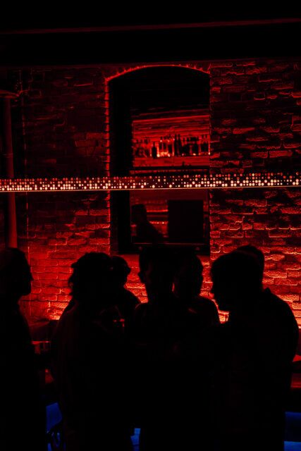 ANIMAL LA a officiellement ouvert ses portes dans le quartier des arts, apportant le célèbre bar queer de Brooklyn à Los Angeles avec des DJ, des cocktails, des événements communautaires et une ambiance accueillante.