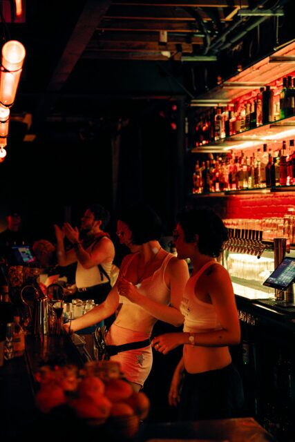 ANIMAL LA a officiellement ouvert ses portes dans le quartier des arts, apportant le célèbre bar queer de Brooklyn à Los Angeles avec des DJ, des cocktails, des événements communautaires et une ambiance accueillante.