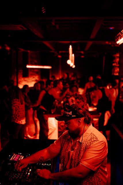 ANIMAL LA a officiellement ouvert ses portes dans le quartier des arts, apportant le célèbre bar queer de Brooklyn à Los Angeles avec des DJ, des cocktails, des événements communautaires et une ambiance accueillante.