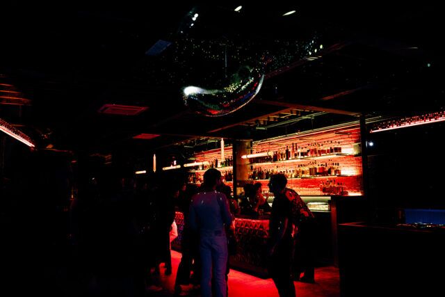 ANIMAL LA a officiellement ouvert ses portes dans le quartier des arts, apportant le célèbre bar queer de Brooklyn à Los Angeles avec des DJ, des cocktails, des événements communautaires et une ambiance accueillante.