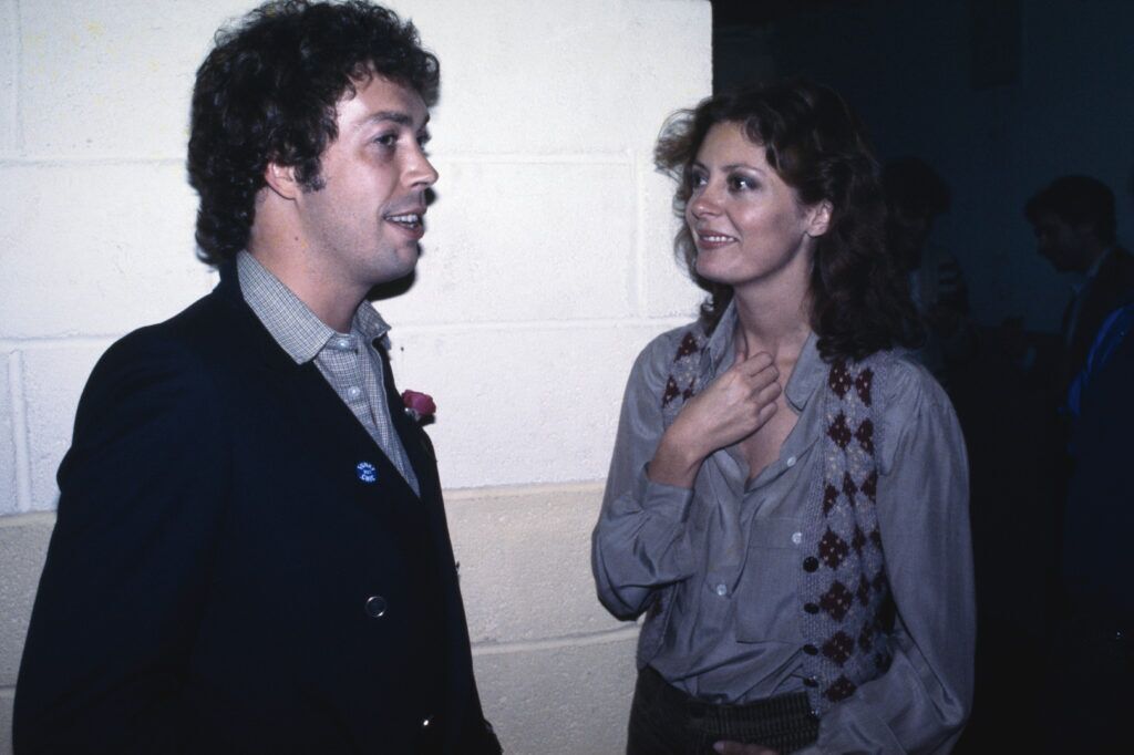 L'acteur et chanteur anglais Tim Curry Tim et l'actrice américaine Susan Sarandon assistent à la 2e convention du Rocky Horror Picture Show, le 8 octobre 1979. (Photo de Richie Aaron/Redferns/Getty Images)
