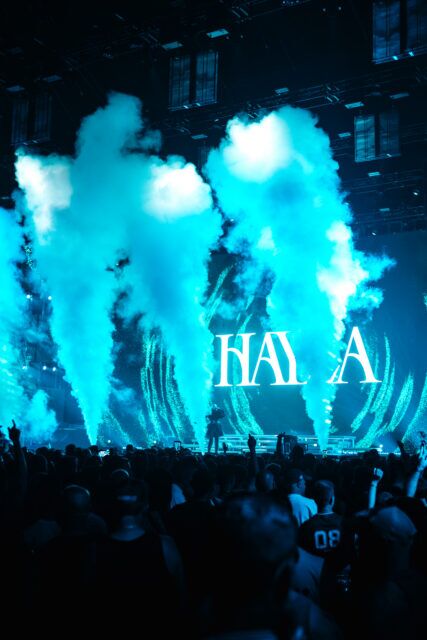 La centrale de la musique dance HAYLA s'ouvre à Gayety à propos de son album DARK, en collaboration avec le styliste Beau Tiger Rae, et de son lien profond avec la communauté LGBTQ+.