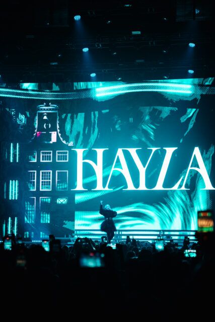 La centrale de la musique dance HAYLA s'ouvre à Gayety à propos de son album DARK, en collaboration avec le styliste Beau Tiger Rae, et de son lien profond avec la communauté LGBTQ+.