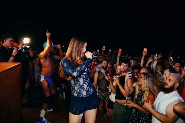 Kim Petras se produit pendant le carnaval à Crown & Anchor