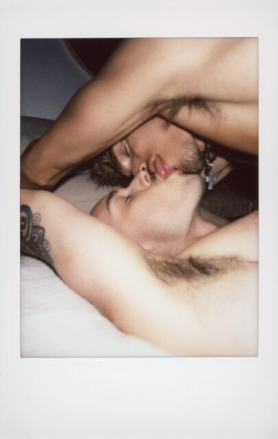 BATE CRUSH revient à Gayety avec Phoenix et Marz pour une nouvelle série de photos intimes explorant la chimie, la vulnérabilité et les émotions qui persistent après une aventure d'un soir.