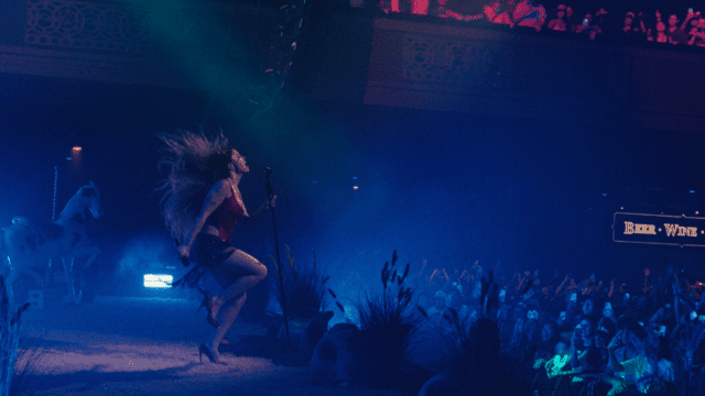 Slayyyter a lancé sa tournée de deux nuits à guichets fermés à Los Angeles avec une voix inégalée et une énergie brute.