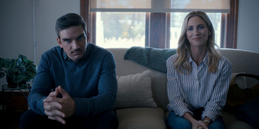 Les épouses de chasse. (De gauche à droite) Evan Jonigkeit dans le rôle de Graham, Brittany Snow dans le rôle de Sophie dans l'épisode 201 de The Hunting Wives. Cr. Avec l'aimable autorisation de Netflix © 2026