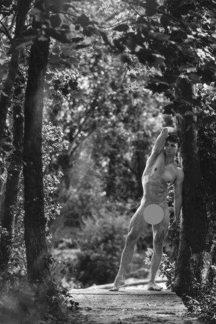 Le photographe Geronimo discute avec Gayety de son nouveau livre de photos de nu « Intertwined », mettant en vedette le danseur de pole professionnel Nic Dega dans des paysages naturels luxuriants.