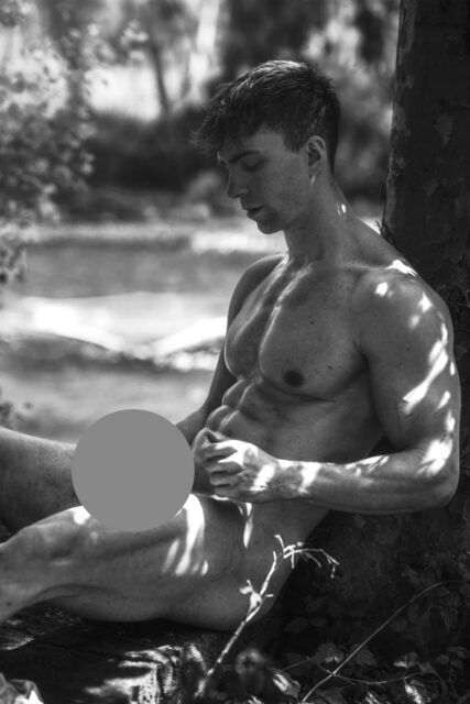 Le photographe Geronimo discute avec Gayety de son nouveau livre de photos de nu « Intertwined », mettant en vedette le danseur de pole professionnel Nic Dega dans des paysages naturels luxuriants.
