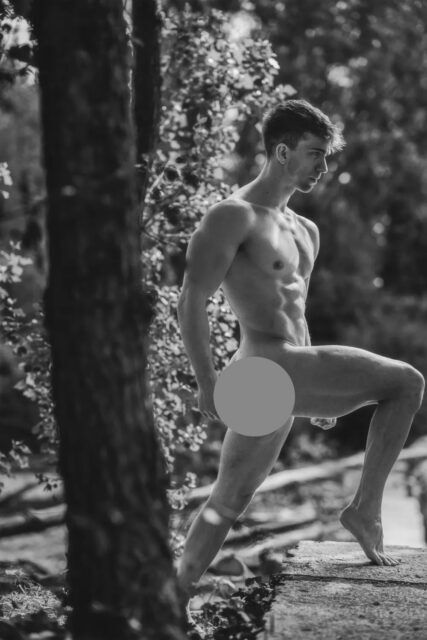 Le photographe Geronimo discute avec Gayety de son nouveau livre de photos de nu « Intertwined », mettant en vedette le danseur de pole professionnel Nic Dega dans des paysages naturels luxuriants.