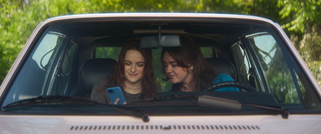 MAISIE WILLIAMS dans le rôle d'Antonia et JOEY KING dans le rôle de Kylie dans