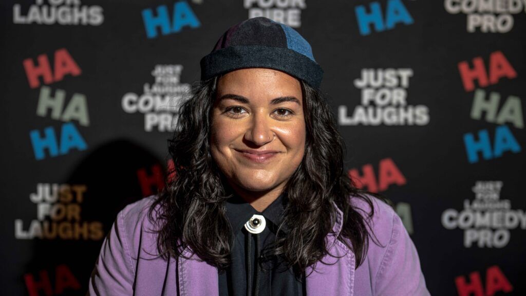 MONTRÉAL, QUÉBEC - 25 JUILLET : Sabrina Jalees arrive au spectacle Juste pour rire au MTELUS le 25 juillet 2025 à Montréal, Québec. (Photo par Andrej Ivanov/Getty Images)
