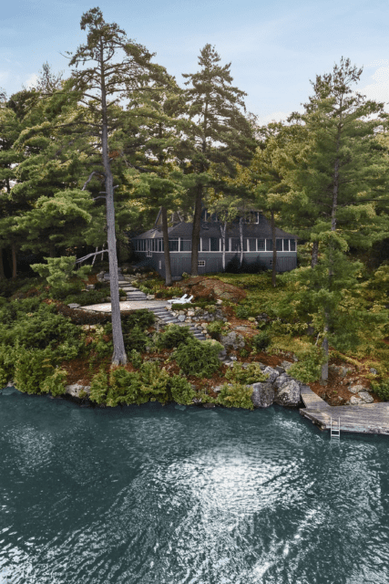 Découvrez la véritable retraite de Muskoka « Heated Rivalry » sur Airbnb. Réservez des séjours d'automne limités au Gordon Bay Cottage à partir du 15 septembre pour 180 $ CAD par nuit.