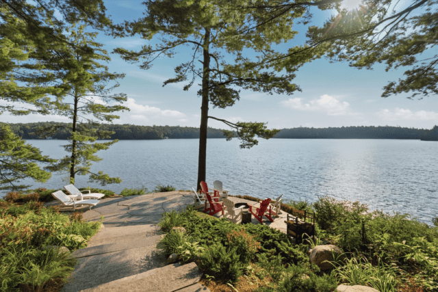 Découvrez la véritable retraite de Muskoka « Heated Rivalry » sur Airbnb. Réservez des séjours d'automne limités au Gordon Bay Cottage à partir du 15 septembre pour 180 $ CAD par nuit.