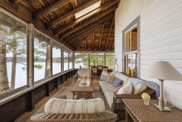 Découvrez la véritable retraite de Muskoka « Heated Rivalry » sur Airbnb. Réservez des séjours d'automne limités au Gordon Bay Cottage à partir du 15 septembre pour 180 $ CAD par nuit.