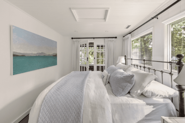 Découvrez la véritable retraite de Muskoka « Heated Rivalry » sur Airbnb. Réservez des séjours d'automne limités au Gordon Bay Cottage à partir du 15 septembre pour 180 $ CAD par nuit.