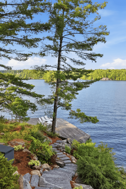Découvrez la véritable retraite de Muskoka « Heated Rivalry » sur Airbnb. Réservez des séjours d'automne limités au Gordon Bay Cottage à partir du 15 septembre pour 180 $ CAD par nuit.