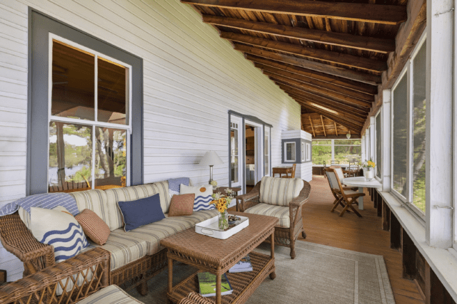 Découvrez la véritable retraite de Muskoka « Heated Rivalry » sur Airbnb. Réservez des séjours d'automne limités au Gordon Bay Cottage à partir du 15 septembre pour 180 $ CAD par nuit.
