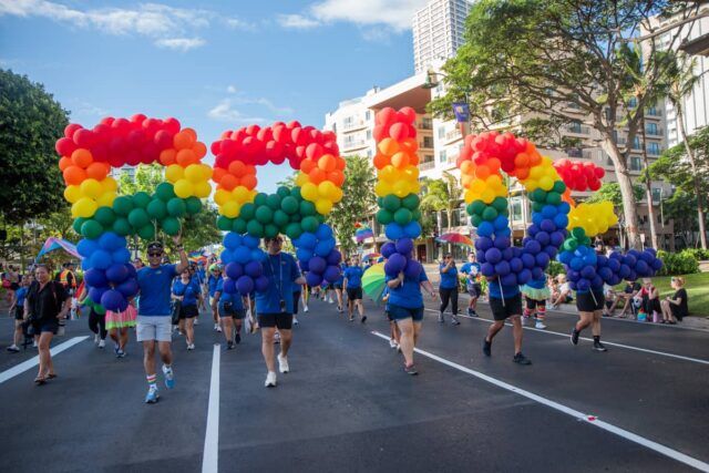 « Brad Baer, directeur général de la région d'Alohilani Resort, explique comment la propriété de Waikiki célèbre la Honolulu Pride avec des brunchs drag, des fêtes au bord de la piscine et des avantages.