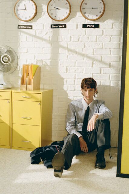 La pop star Troye Sivan devient le premier animateur international de Bee Line de Bumble, partageant des conseils de rencontres, des avertissements de drapeau rouge et des règles d'éclairage d'ambiance pour les soirées en amoureux.