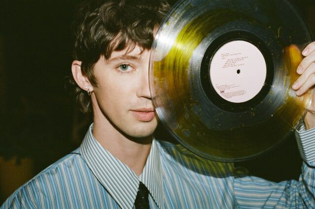 La pop star Troye Sivan devient le premier animateur international de Bee Line de Bumble, partageant des conseils de rencontres, des avertissements de drapeau rouge et des règles d'éclairage d'ambiance pour les soirées en amoureux.