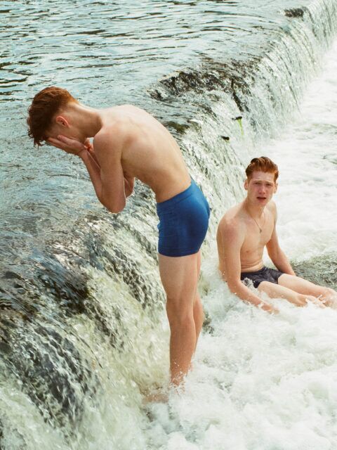 Le photographe Matu Buiatti se trouve derrière le bureau de la rédaction de WITNESS, une archive imprimée brute de 240 pages explorant l'intimité queer, la vulnérabilité et la censure.