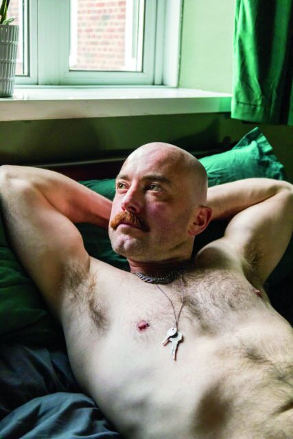 Le photographe Adrian Lourie s'entretient avec Gayety pour discuter de 16 années de viande, de tournage de 800 hommes non retouchés et de capture de la culture queer authentique.