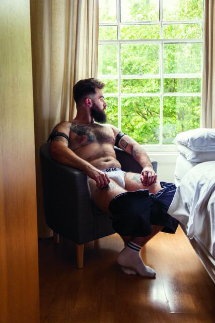 Le photographe Adrian Lourie s'entretient avec Gayety pour discuter de 16 années de viande, de tournage de 800 hommes non retouchés et de capture de la culture queer authentique.