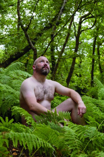 Le photographe Adrian Lourie s'entretient avec Gayety pour discuter de 16 années de viande, de tournage de 800 hommes non retouchés et de capture de la culture queer authentique.