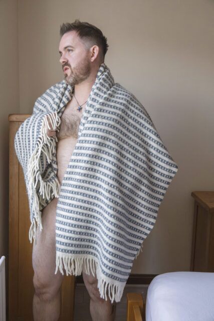 Le photographe Adrian Lourie s'entretient avec Gayety pour discuter de 16 années de viande, de tournage de 800 hommes non retouchés et de capture de la culture queer authentique.