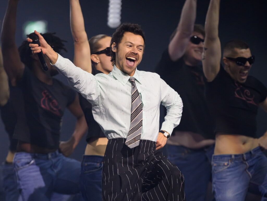 Harry Styles se produit sur scène lors des BRIT Awards 2026 au Co-op Live le 28 février 2026 à Manchester, en Angleterre. (Photo de Karwai Tang/WireImage)