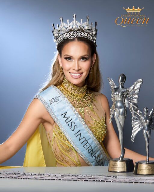 Lo Colby remporte la couronne Miss International Queen 2026 pour les États-Unis, célébrant les racines familiales et le plaidoyer économique LGBTQIA+ sur la scène mondiale.