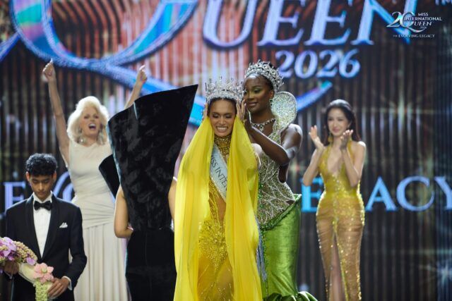 Lo Colby remporte la couronne Miss International Queen 2026 pour les États-Unis, célébrant les racines familiales et le plaidoyer économique LGBTQIA+ sur la scène mondiale.