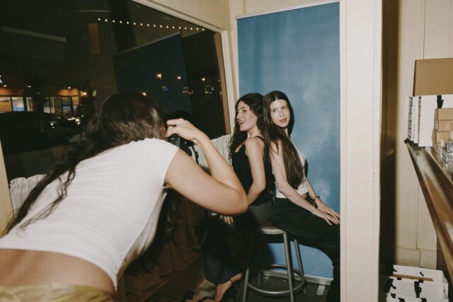 MUNA et UGG ont organisé une fête d'adieu à Los Feliz avec des tatouages personnalisés et du plaisir Polaroid.